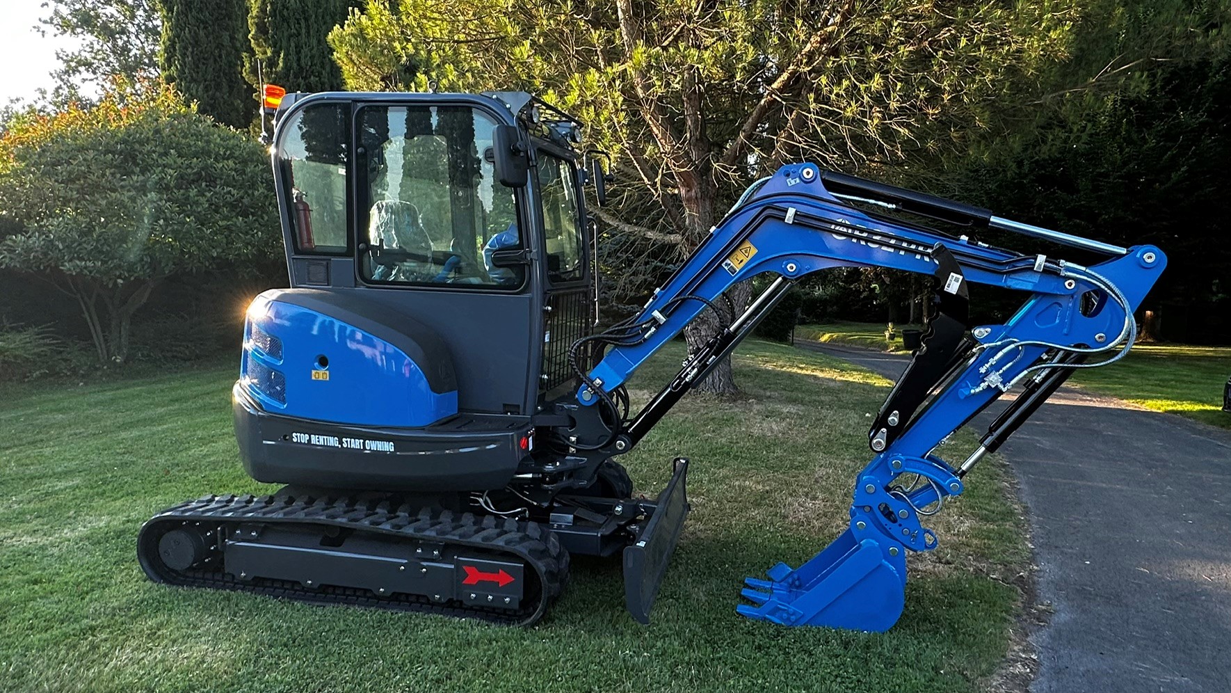 Mini-pelle RIPPA R32 Pro avec cabine disponible chez ZIVA Machinery